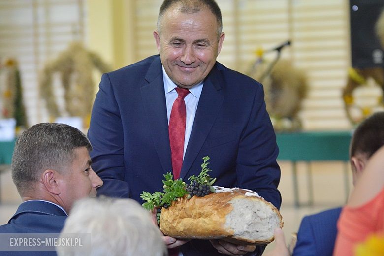 Obrzęd chleba na dożynkach w Miękini