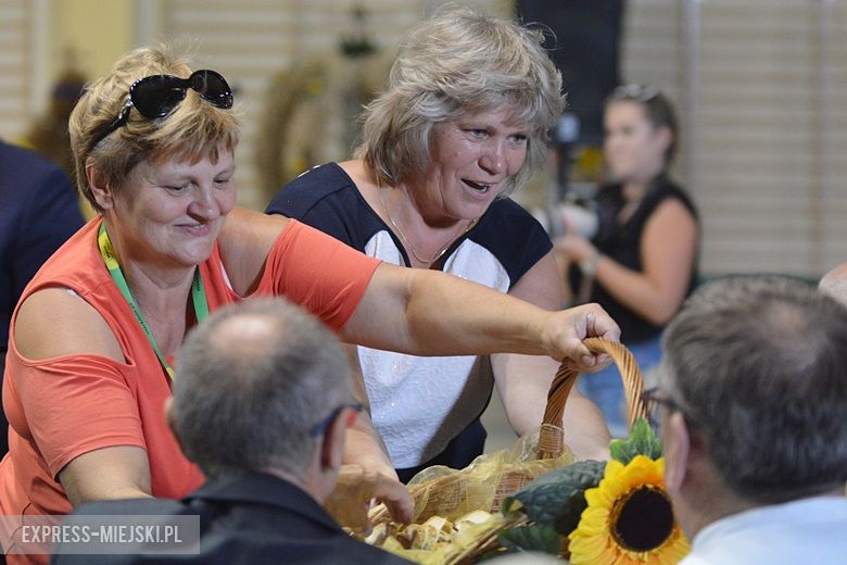 Obrzęd chleba na dożynkach w Miękini