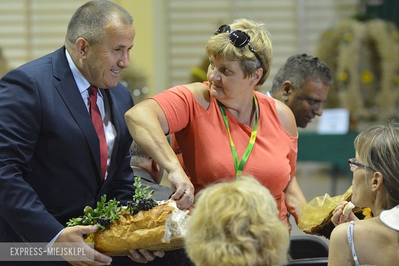 Obrzęd chleba na dożynkach w Miękini