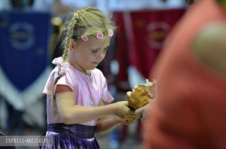 Obrzęd chleba na dożynkach w Miękini