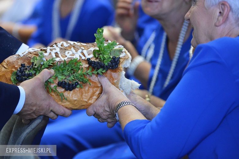 Obrzęd chleba na dożynkach w Miękini