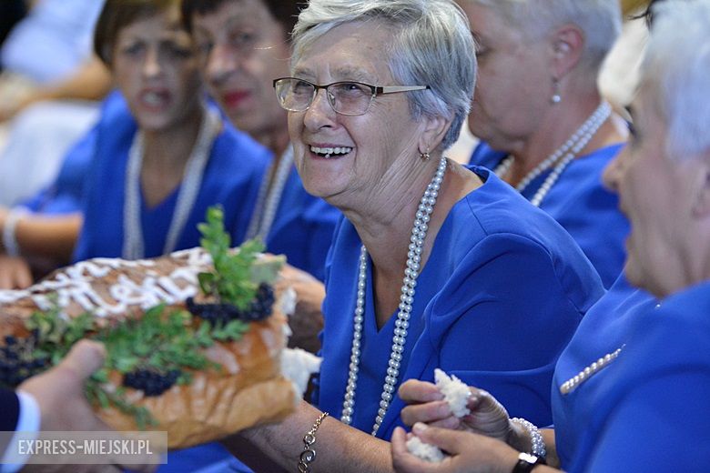 Obrzęd chleba na dożynkach w Miękini