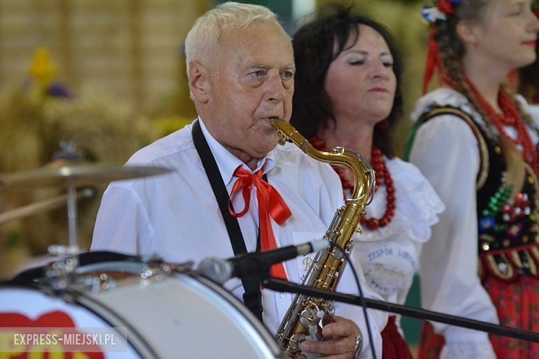 Obrzęd chleba na dożynkach w Miękini