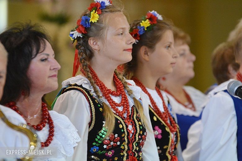 Obrzęd chleba na dożynkach w Miękini