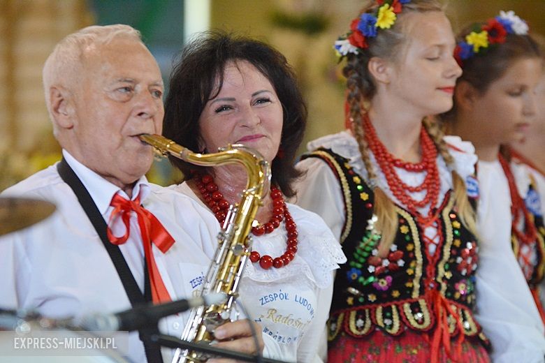 Obrzęd chleba na dożynkach w Miękini
