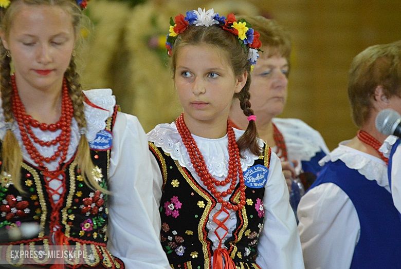 Obrzęd chleba na dożynkach w Miękini