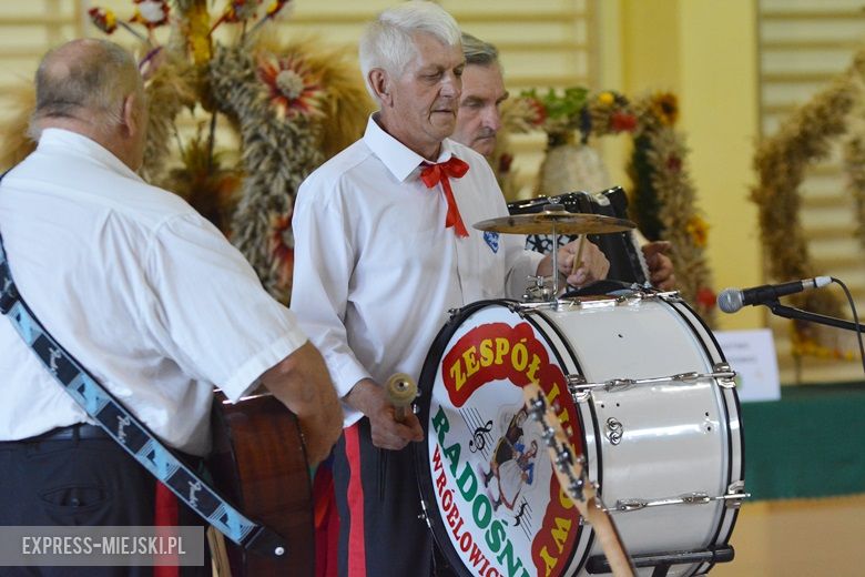 Obrzęd chleba na dożynkach w Miękini