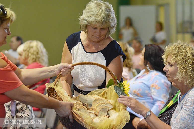 Obrzęd chleba na dożynkach w Miękini