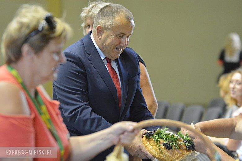 Obrzęd chleba na dożynkach w Miękini