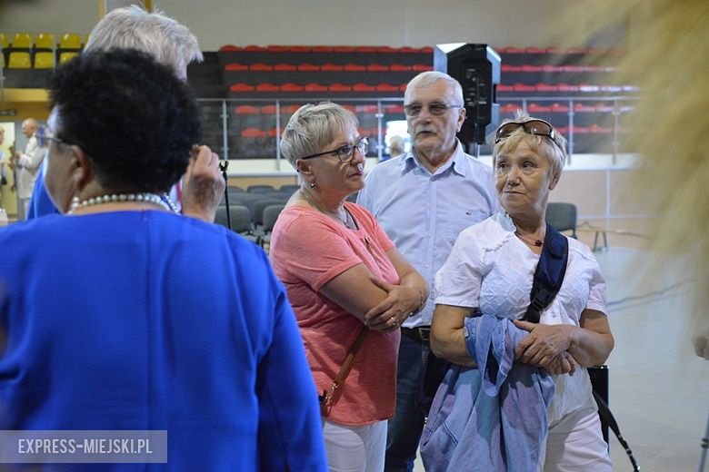 Obrzęd chleba na dożynkach w Miękini