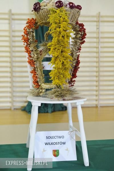 Obrzęd chleba na dożynkach w Miękini