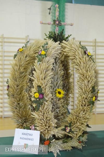 Obrzęd chleba na dożynkach w Miękini