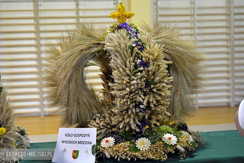 Obrzęd chleba na dożynkach w Miękini