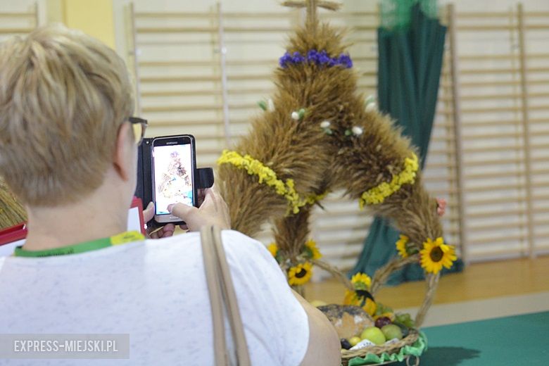 Obrzęd chleba na dożynkach w Miękini