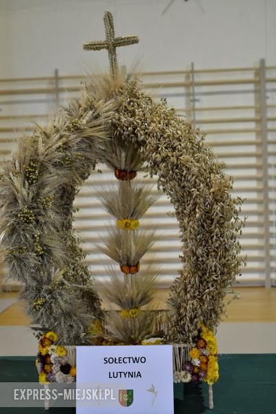 Obrzęd chleba na dożynkach w Miękini