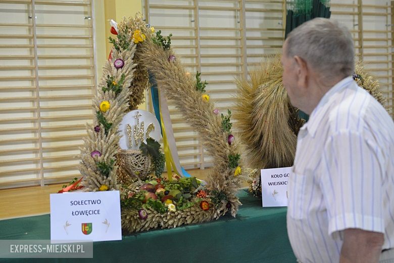Obrzęd chleba na dożynkach w Miękini