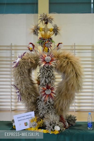 Obrzęd chleba na dożynkach w Miękini