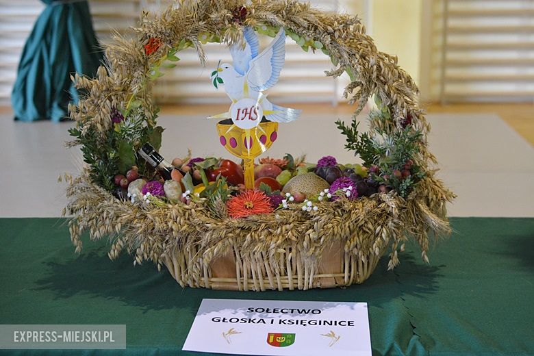 Obrzęd chleba na dożynkach w Miękini