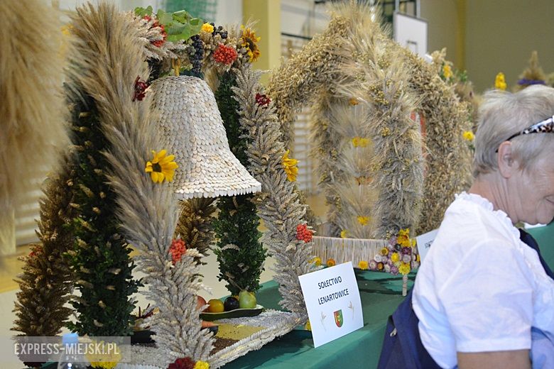 Obrzęd chleba na dożynkach w Miękini