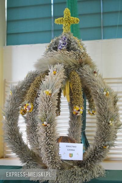 Obrzęd chleba na dożynkach w Miękini