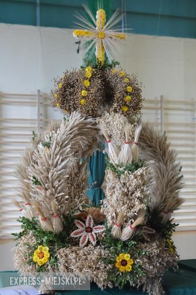 Obrzęd chleba na dożynkach w Miękini