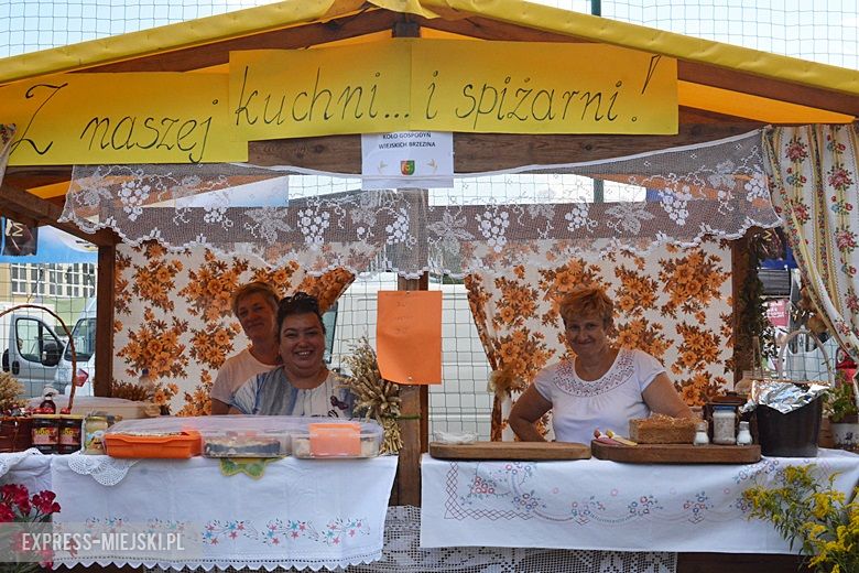 Obrzęd chleba na dożynkach w Miękini