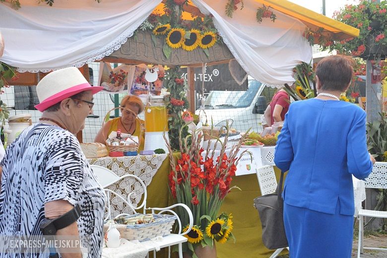 Obrzęd chleba na dożynkach w Miękini