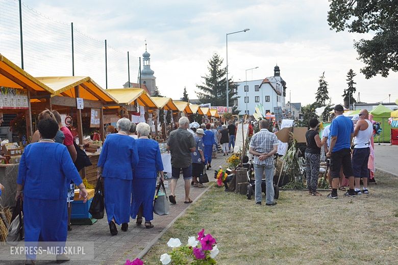 Obrzęd chleba na dożynkach w Miękini