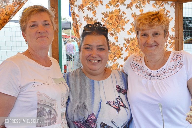 Obrzęd chleba na dożynkach w Miękini