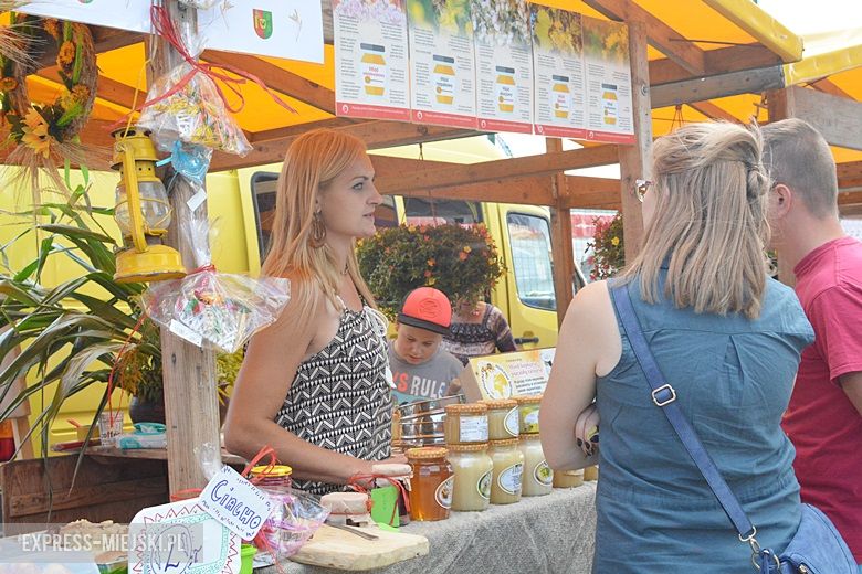Obrzęd chleba na dożynkach w Miękini