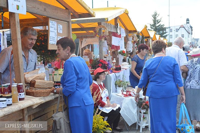 Obrzęd chleba na dożynkach w Miękini
