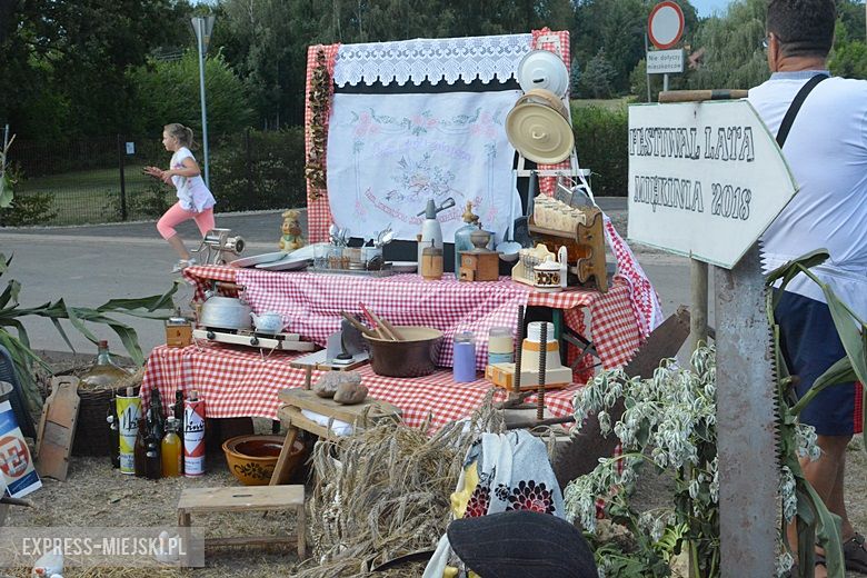 Obrzęd chleba na dożynkach w Miękini