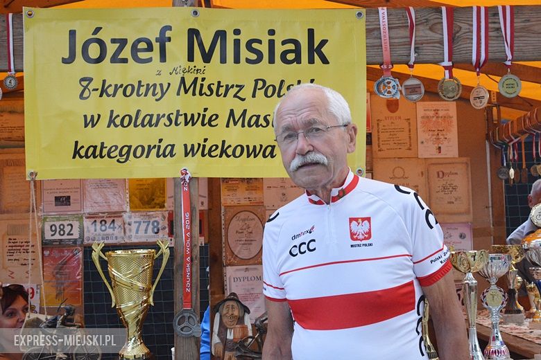 Obrzęd chleba na dożynkach w Miękini