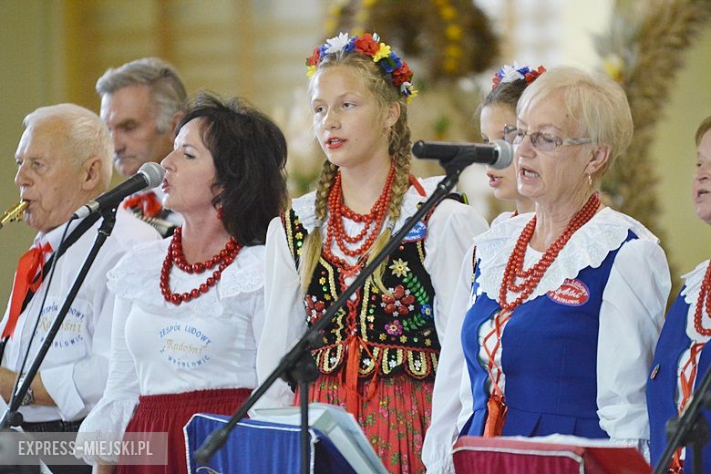 Obrzęd chleba na dożynkach w Miękini