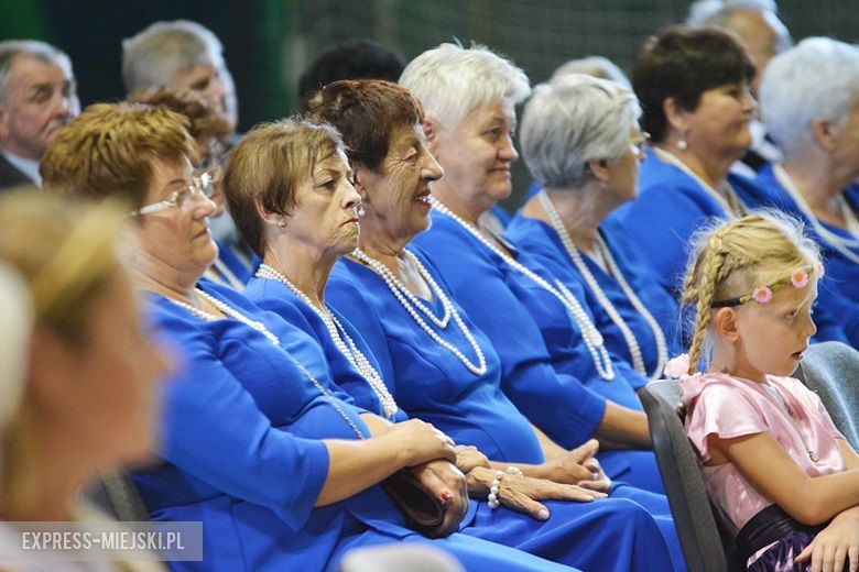 Obrzęd chleba na dożynkach w Miękini