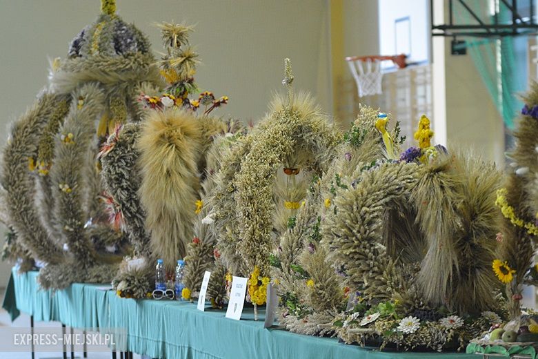 Obrzęd chleba na dożynkach w Miękini