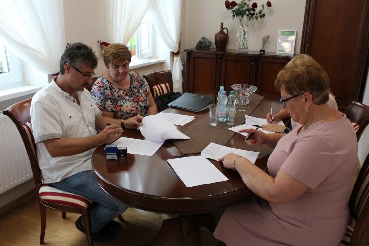 Podpisanie umowy na przebudowę drogi w Lasku