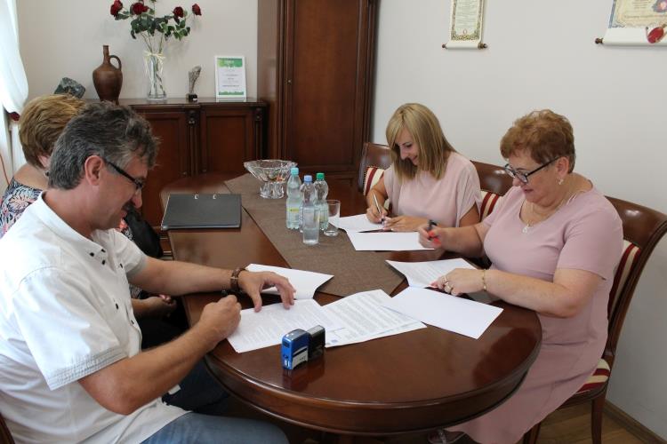 Podpisanie umowy na przebudowę drogi w Lasku