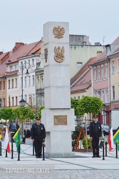 Złożenie kwiatów pod pomnikiem w Środzie Śląskiej