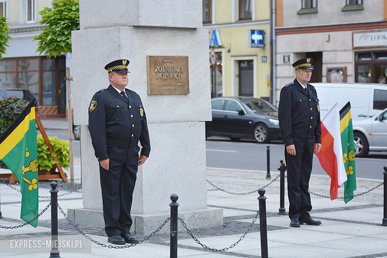 Złożenie kwiatów pod pomnikiem w Środzie Śląskiej