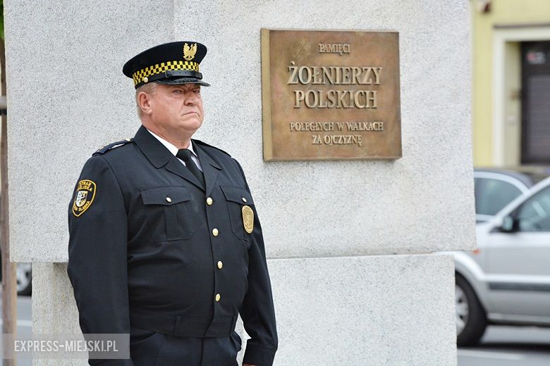 Złożenie kwiatów pod pomnikiem w Środzie Śląskiej