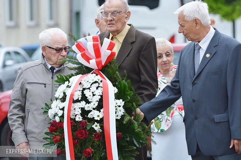 Złożenie kwiatów pod pomnikiem w Środzie Śląskiej