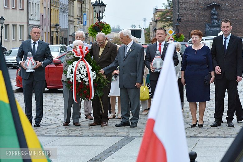 Złożenie kwiatów pod pomnikiem w Środzie Śląskiej