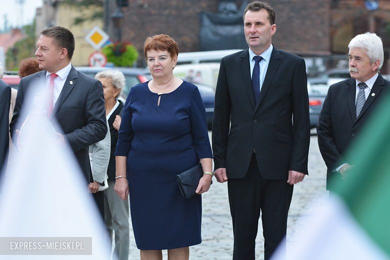 Złożenie kwiatów pod pomnikiem w Środzie Śląskiej