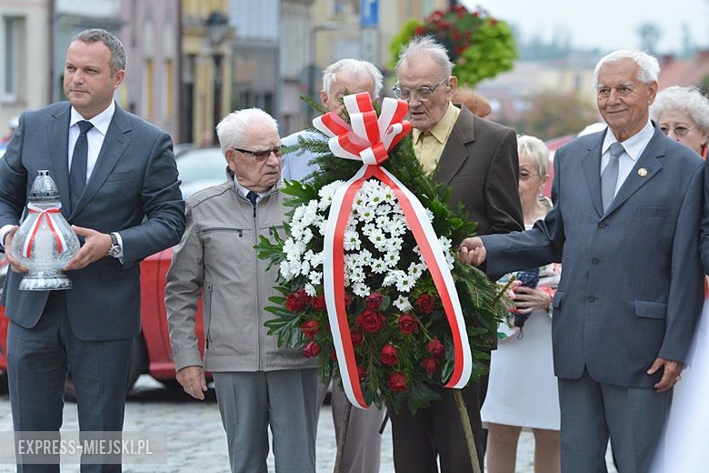 Złożenie kwiatów pod pomnikiem w Środzie Śląskiej