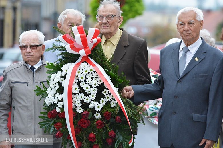Złożenie kwiatów pod pomnikiem w Środzie Śląskiej