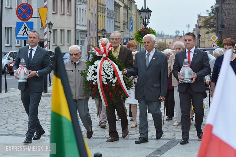 Złożenie kwiatów pod pomnikiem w Środzie Śląskiej