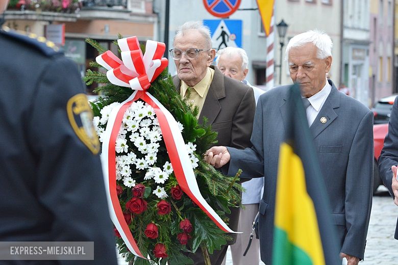 Złożenie kwiatów pod pomnikiem w Środzie Śląskiej
