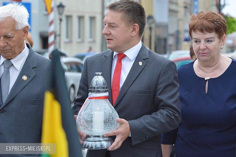 Złożenie kwiatów pod pomnikiem w Środzie Śląskiej