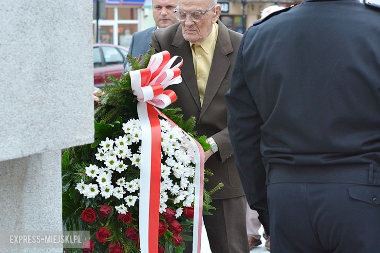Złożenie kwiatów pod pomnikiem w Środzie Śląskiej